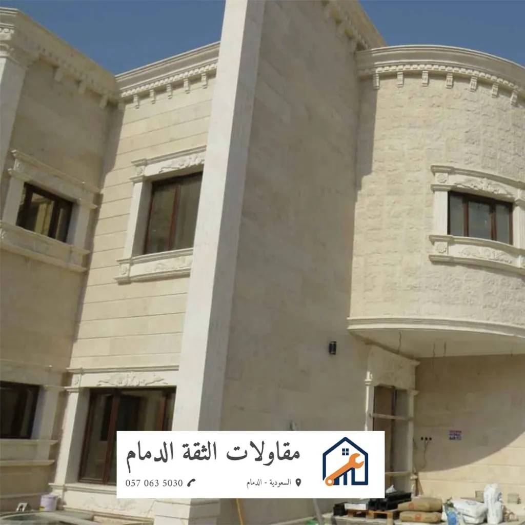 صورة فني يعالج حجارة رخامية في واجهة قصر