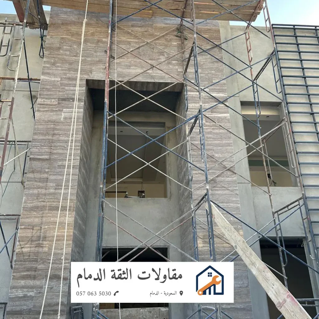 صورة مهندس يفحص واجهة مبنى متدهور في الدمام