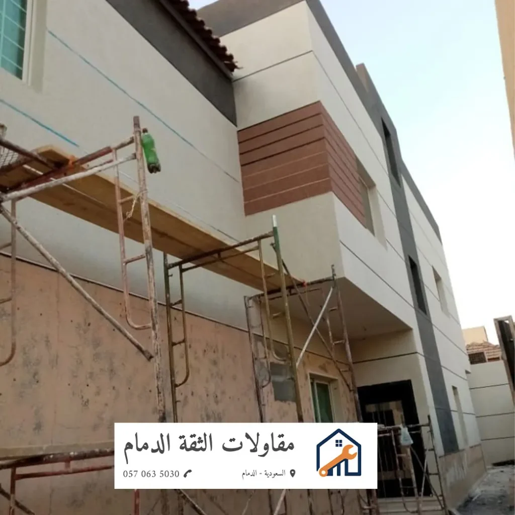 صورة اجتماع بين مهندس وعميل لمناقشة الصيانة الدورية